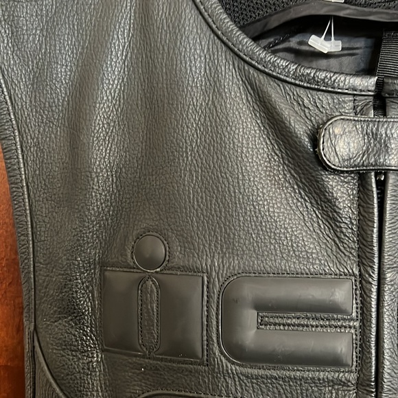 Authentic ICON REGULATOR LEATHER MOTO VEST- BLACK SIZE S/M - Picture 8 of 16